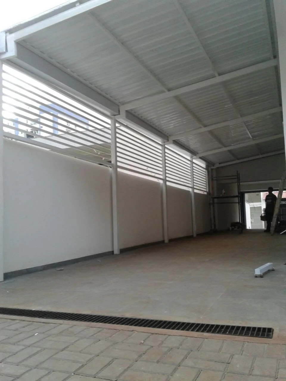 Interior de galpão com estrutura metálica de cobertura