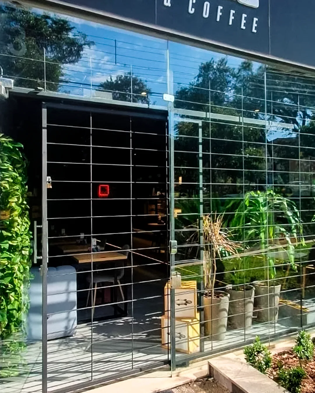 Fachada comercial com grade metálica e vidro